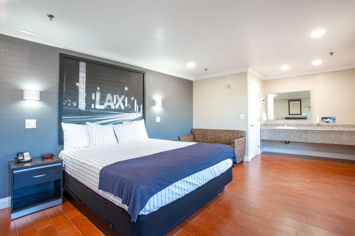 1 King Bed Accessible (17 of 24)