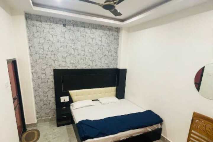 Room 9 of 18