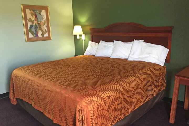 1 King Bed (2 of 3)