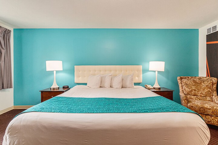1 King Bed (3 of 27)