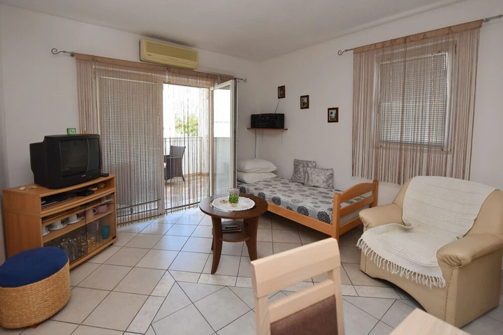 Room 4 of 12