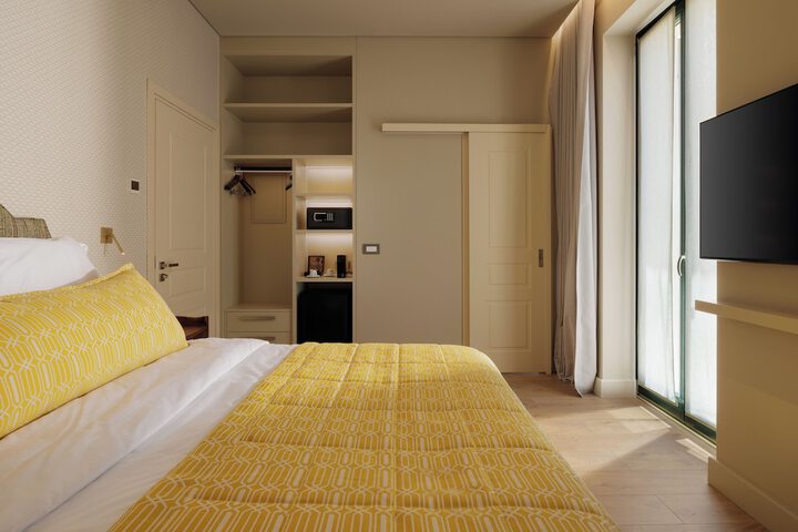 Room 23 of 76