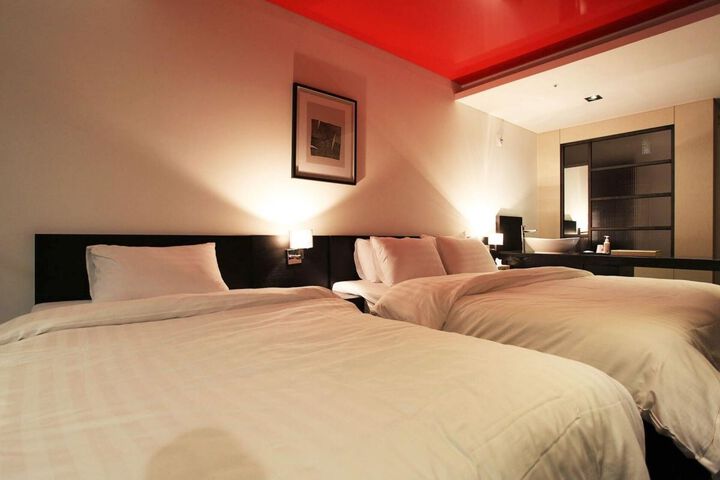Room 53 of 176
