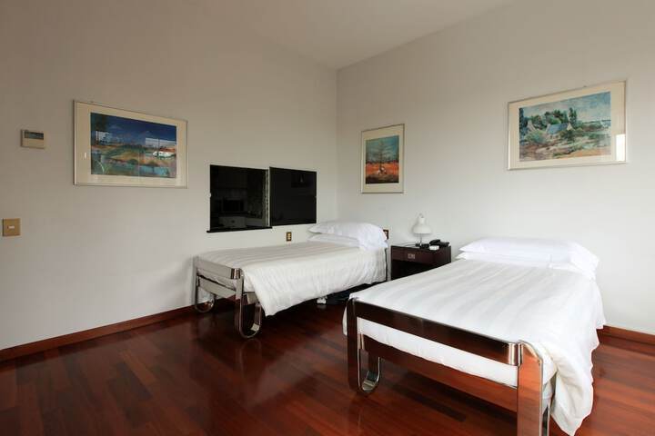 Room 26 of 106