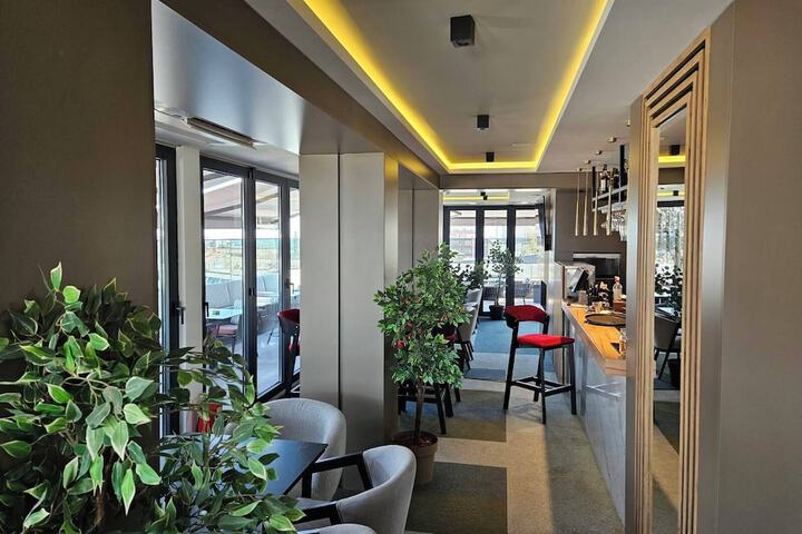 Lounge 84 of 100