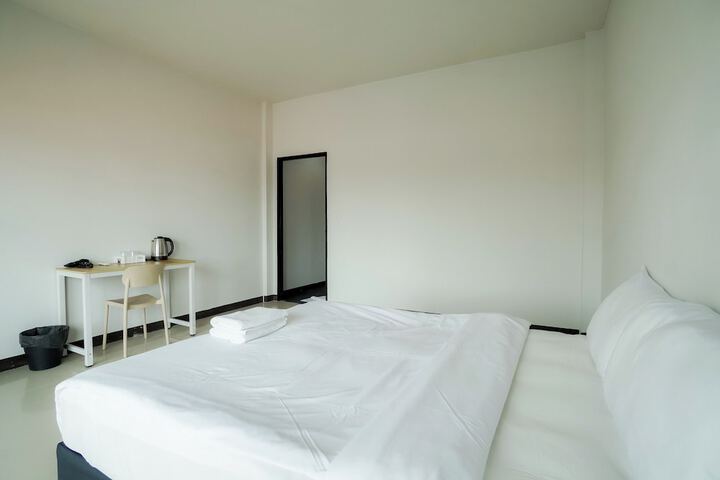 Room 4 of 79