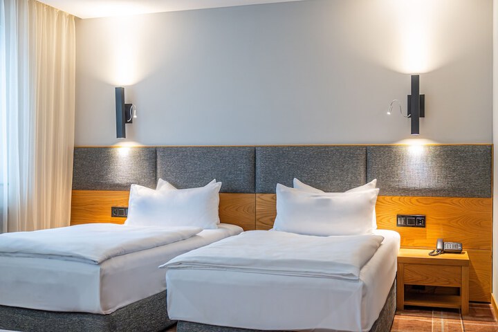 Room 51 of 222