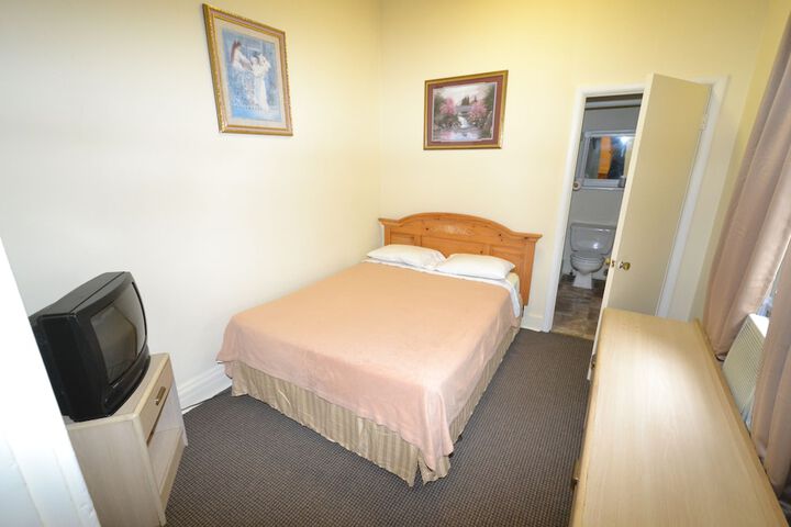 Room 16 of 38