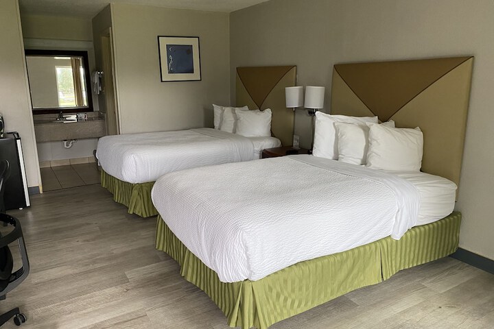 2 Double Beds (6 of 8)