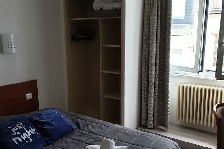 Room 16 of 40