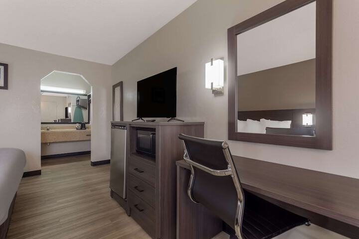 1 King Bed (2 of 5)