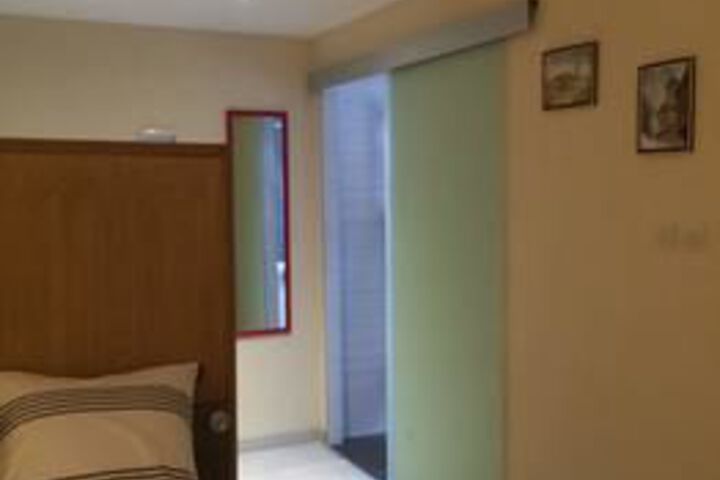 Room 10 of 14