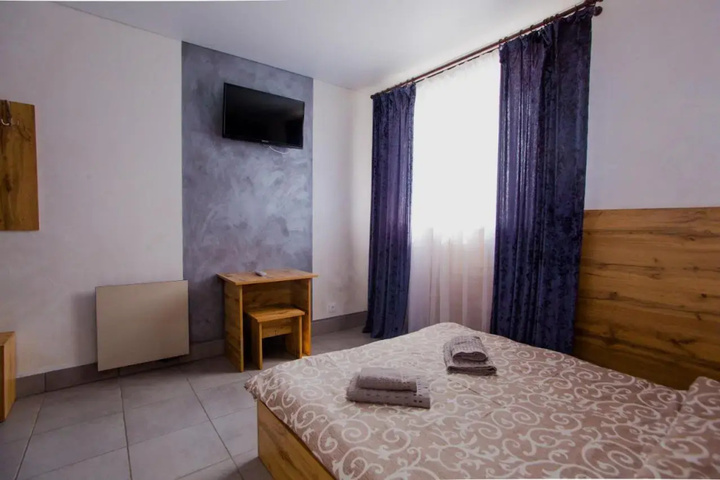 Room 4 of 9