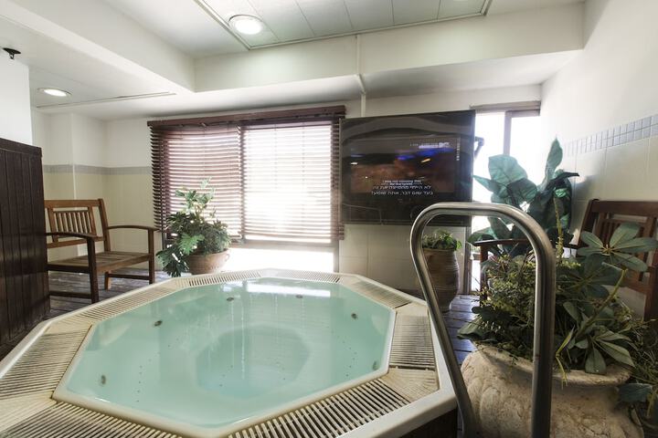 Pools & Facilities