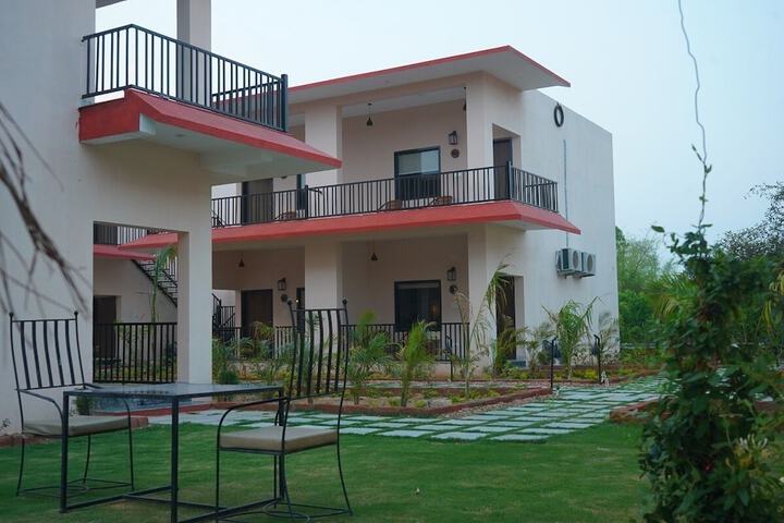Hotel Exterior 52 of 58