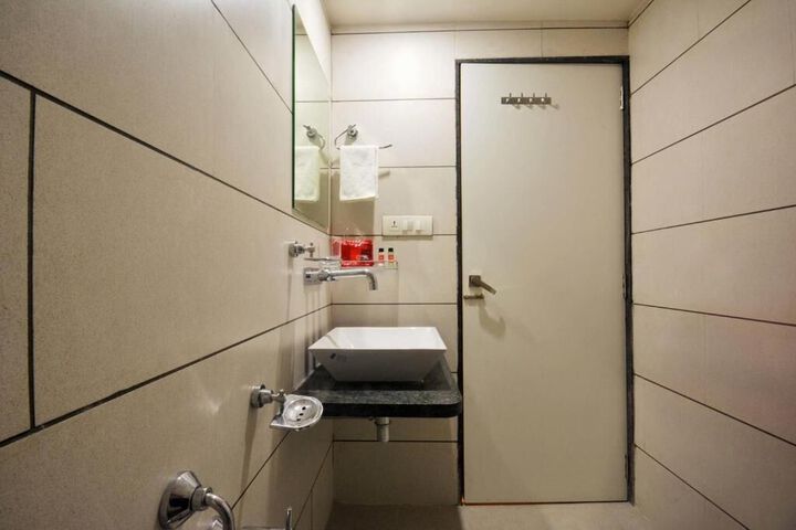 Room 2 of 66