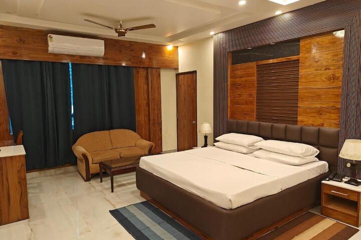 Room 3 of 10
