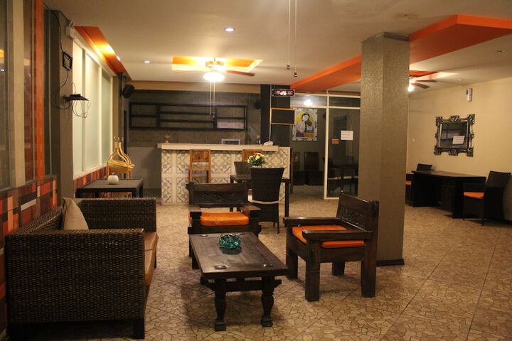 Lounge 26 of 36
