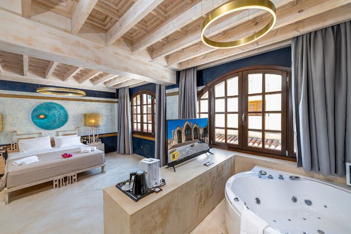 10GR Boutique Hotel and Wine Bar