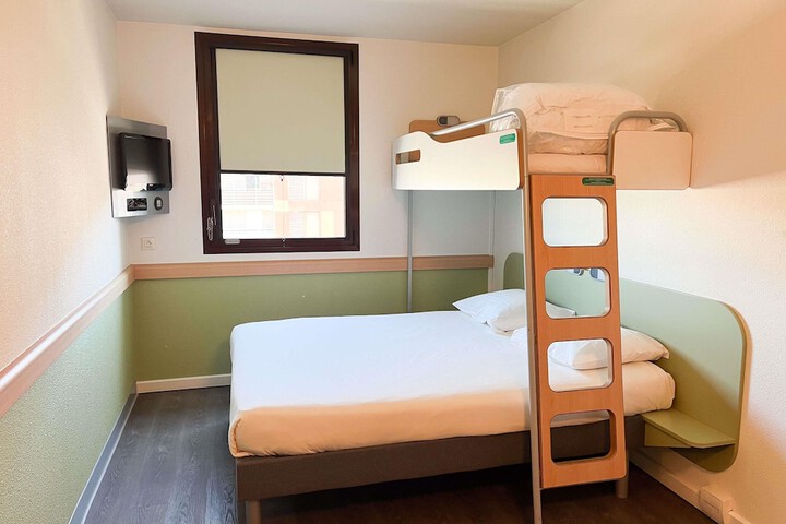 Room 9 of 40