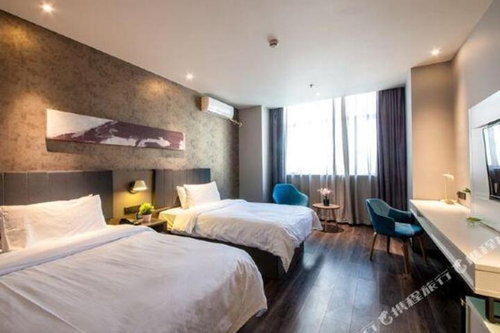 Ease Hotel (Wuhan Zhongshan Avenue Hanzheng Street Metro Station)