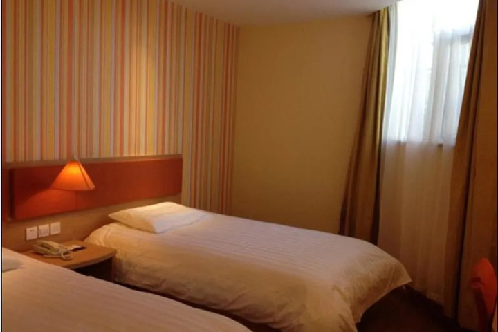 Room 4 of 12