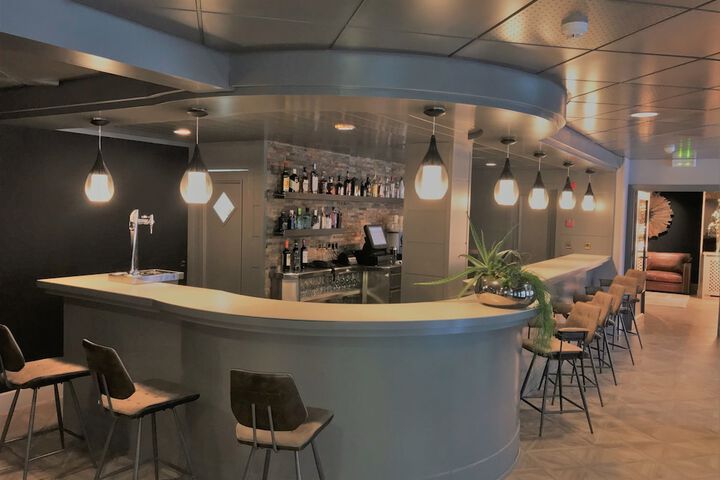Lounge 12 of 18