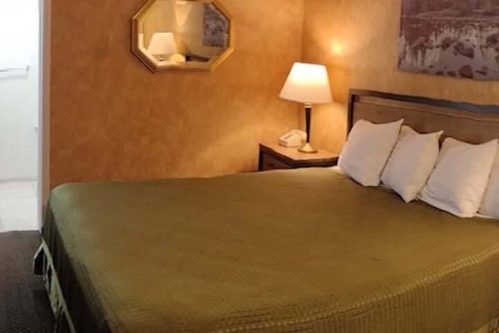 1 King Bed (3 of 16)