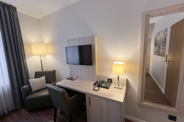 Room 5 of 92
