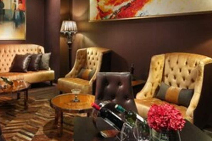 Lounge 71 of 106