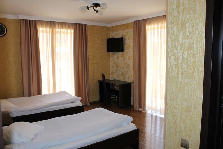 Room 13 of 33