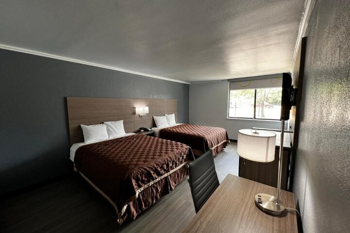 2 Queen Beds (1 of 9)