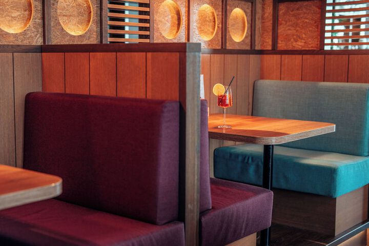 Lounge 44 of 66