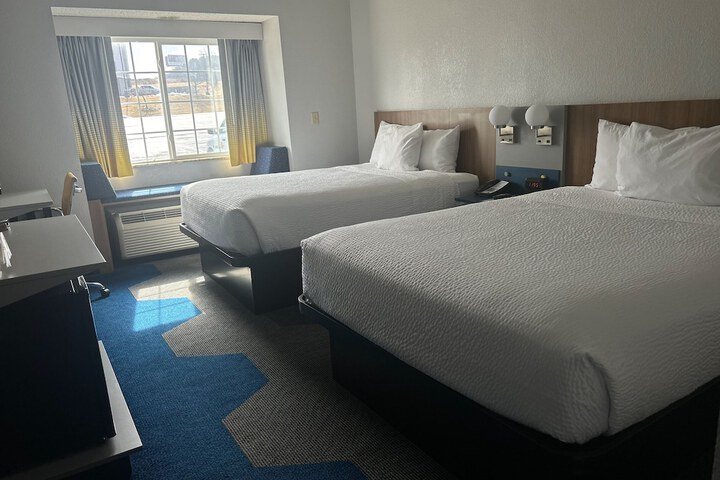 1 Queen Bed Accessible Room (17 of 19)