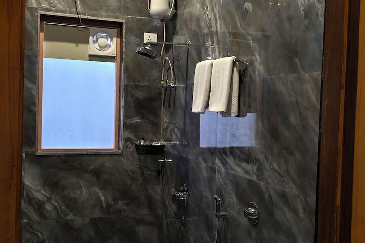 Room 9 of 15