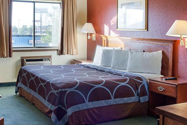 1 Queen Bed (3 of 3)