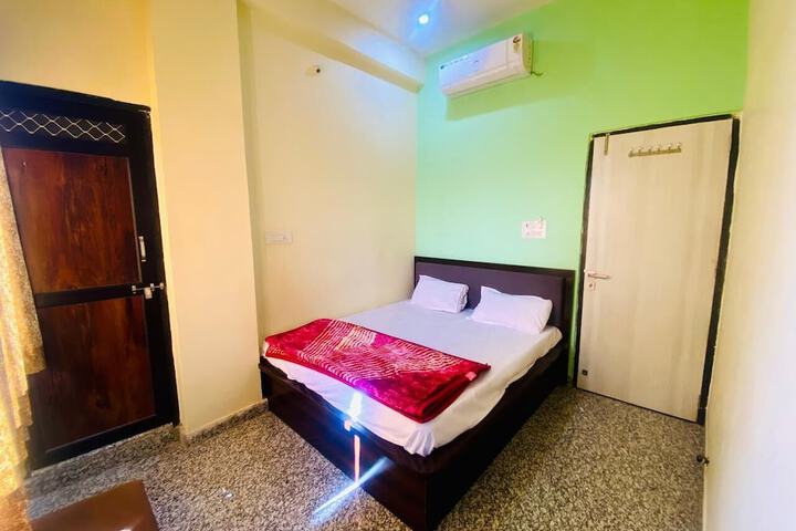Room 4 of 13
