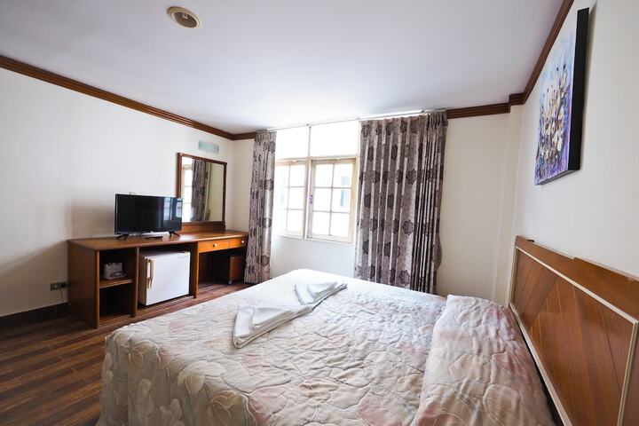 Room 5 of 11