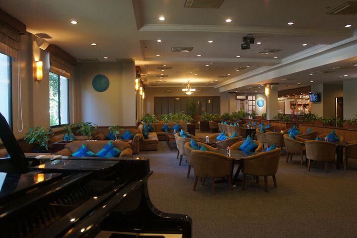 Lounge 51 of 65