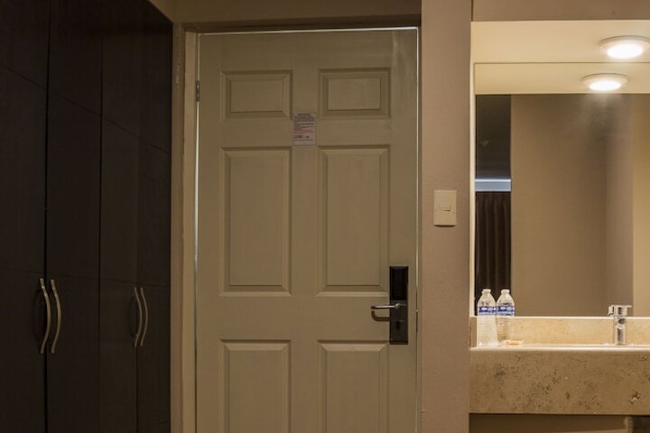 Room 8 of 40