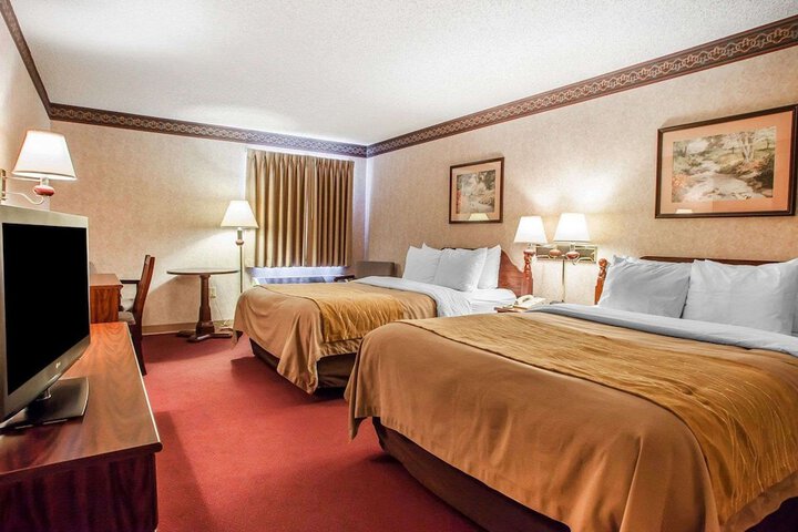 1 Queen Bed (6 of 6)
