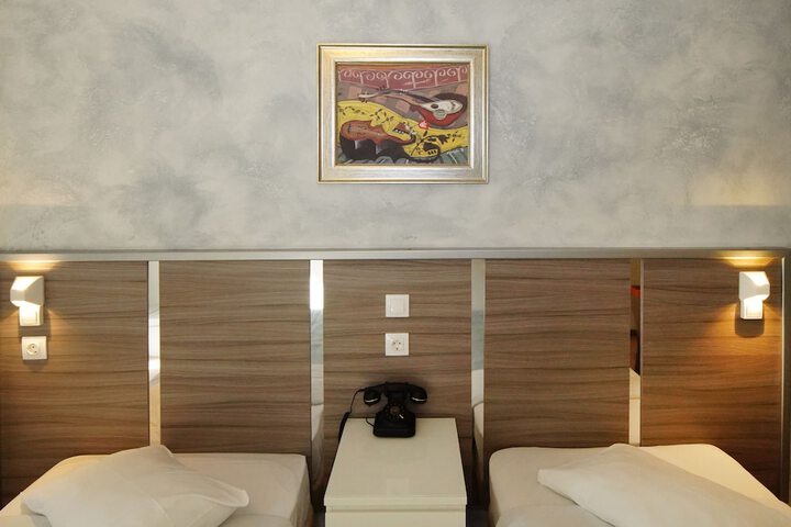 Room 54 of 100