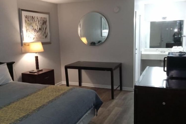 1 Queen Bed (3 of 19)