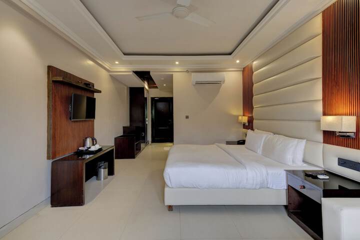 Room 33 of 102