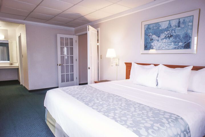 1 King Bed (4 of 13)