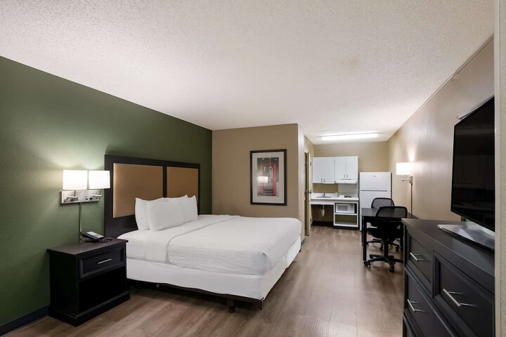 1 King Bed Accessible (2 of 9)