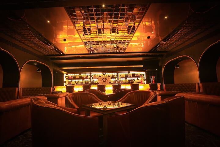 Lounge 31 of 51