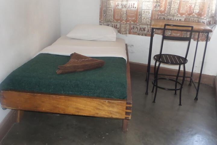 Room 4 of 9