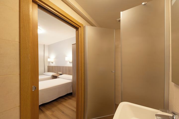 Room 26 of 38
