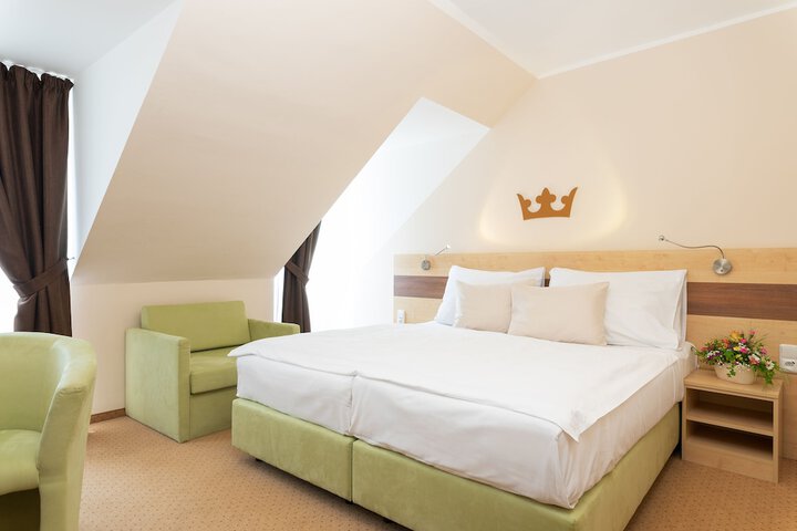 Room 13 of 36